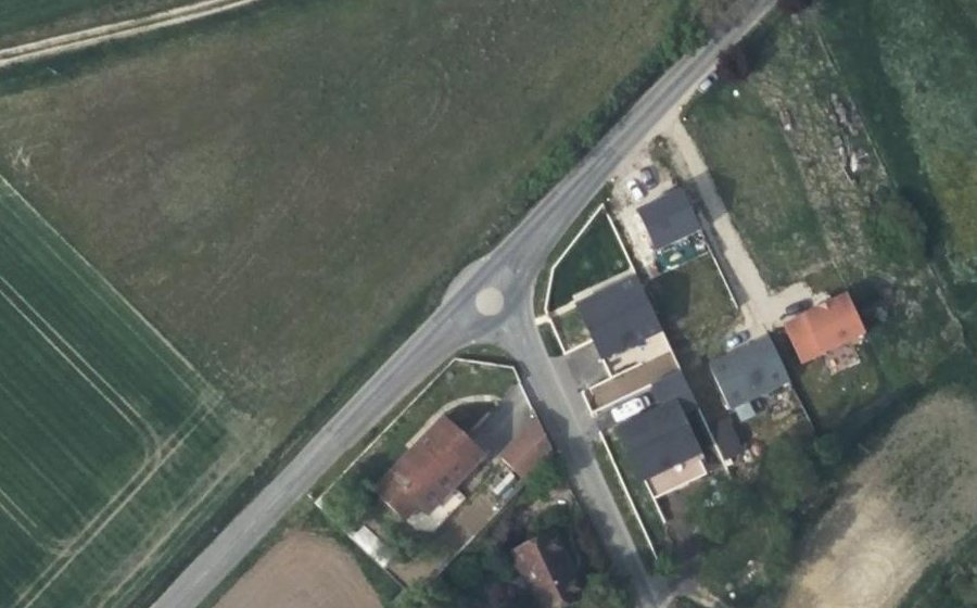 Vue aérienne du Rond-point anonyme n°321473768