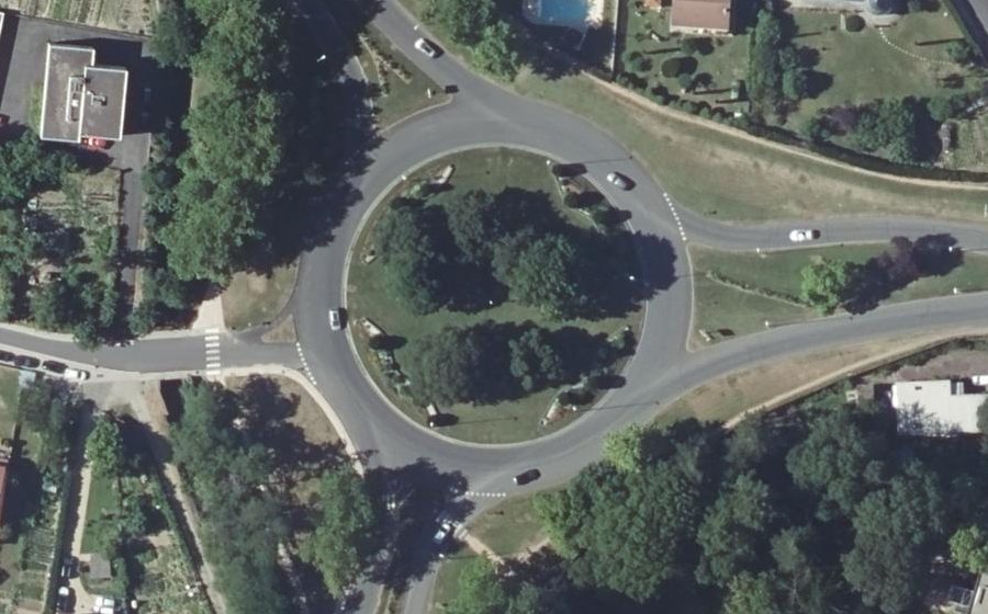 Vue aérienne du Rond-point anonyme n°32148129