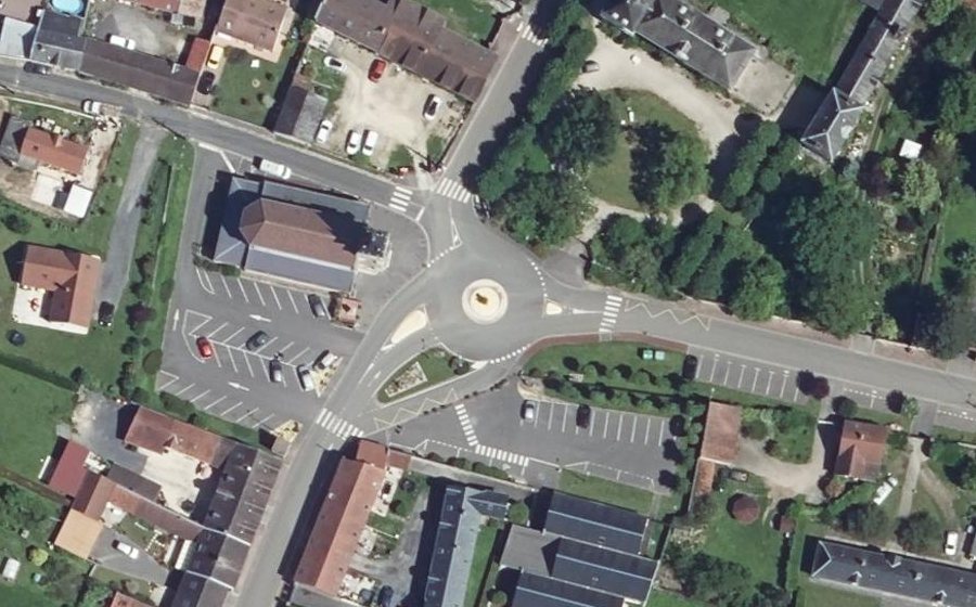 Vue aérienne du Rond-point anonyme n°321600551