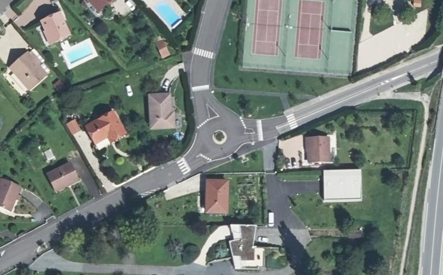 Vue aérienne du Rond-point anonyme n°321619149