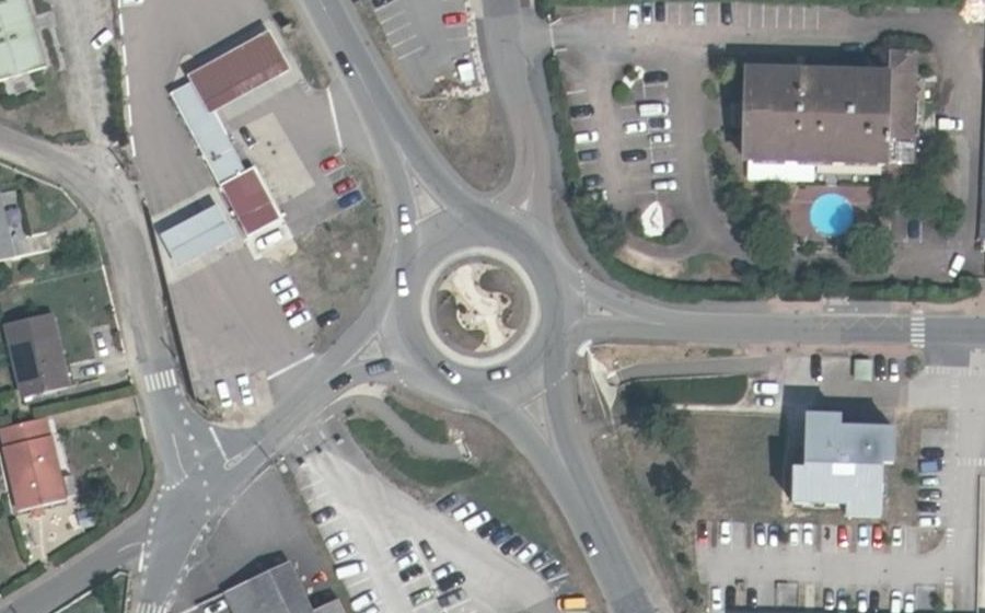 Vue aérienne du Rond-point anonyme n°321646917