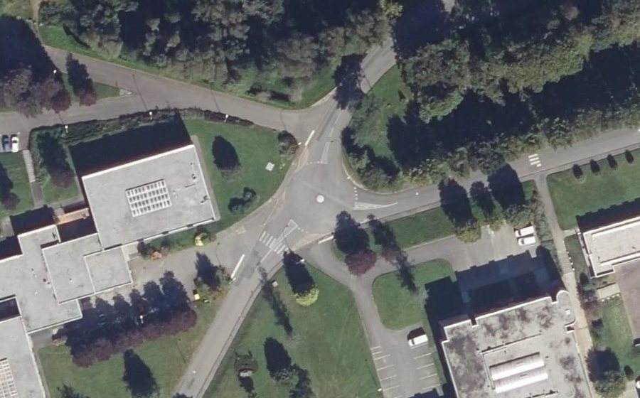 Vue aérienne du Rond-point anonyme n°321661857