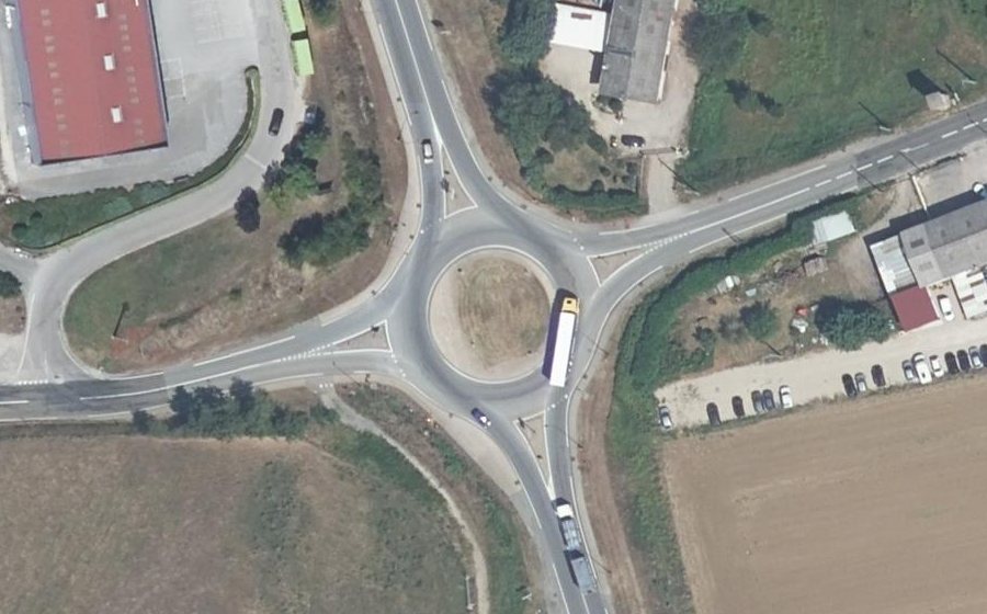 Vue aérienne du Rond-point anonyme n°321878107