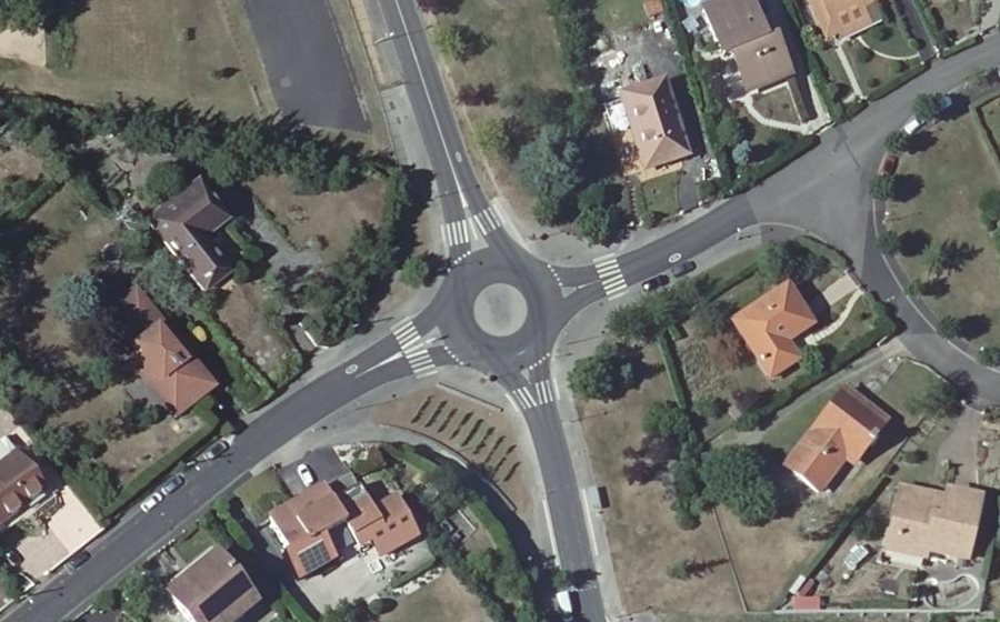 Vue aérienne du Rond-point anonyme n°321883529