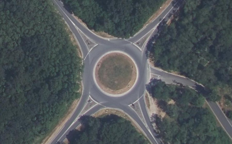 Vue aérienne du Rond-point anonyme n°321888821