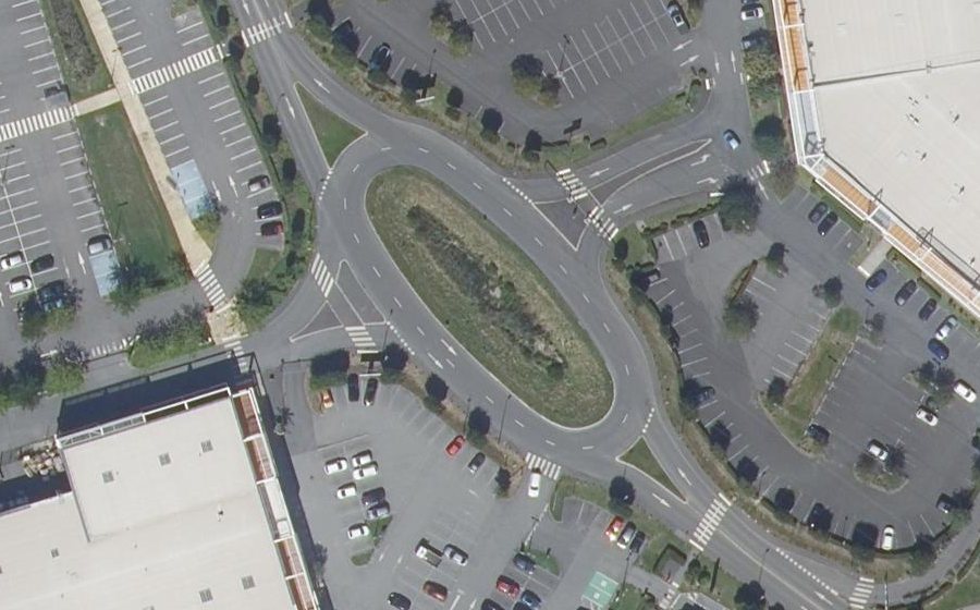 Vue aérienne du Rond-point anonyme n°321908375