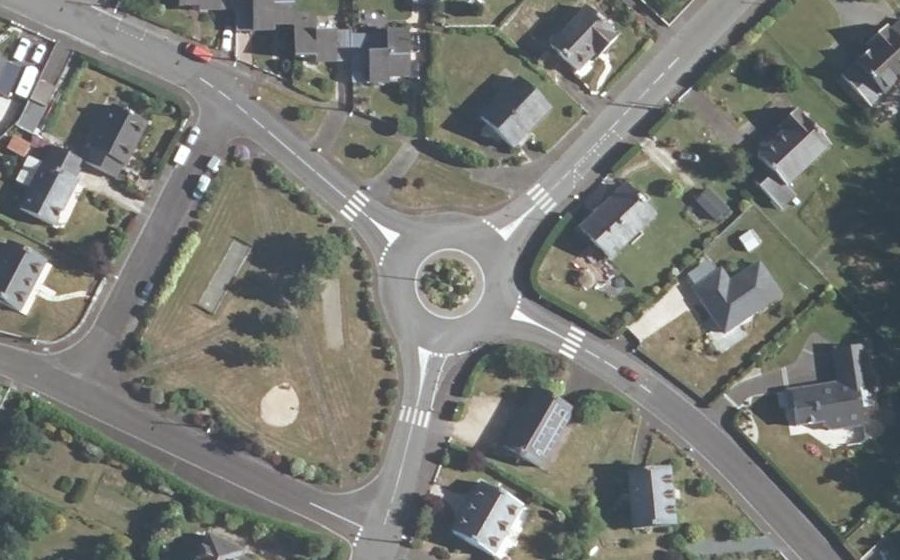 Vue aérienne du Rond-point anonyme n°32224756