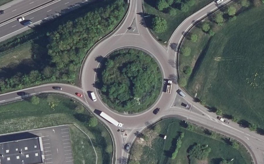 Vue aérienne du Rond-point anonyme n°32228676