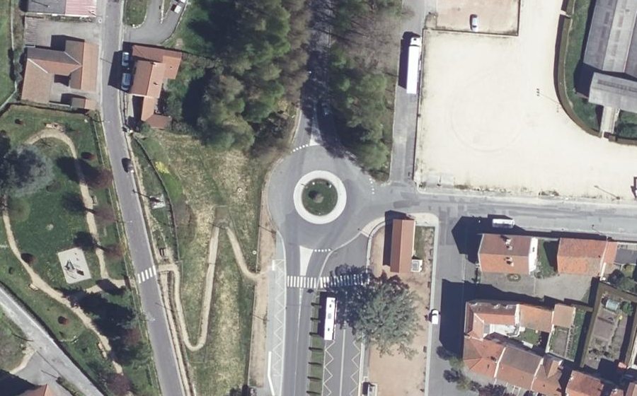 Vue aérienne du Rond-point anonyme n°32234058