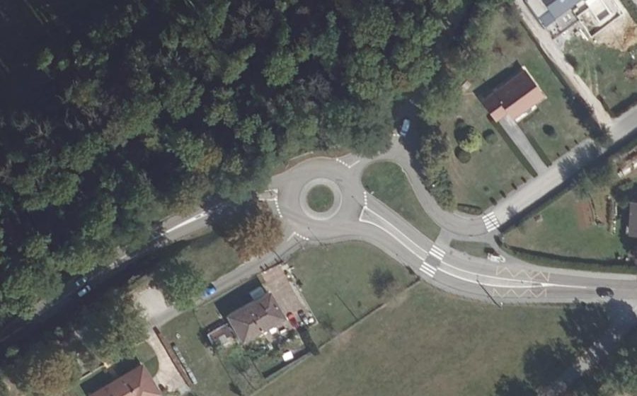 Vue aérienne du Rond-point anonyme n°32234140