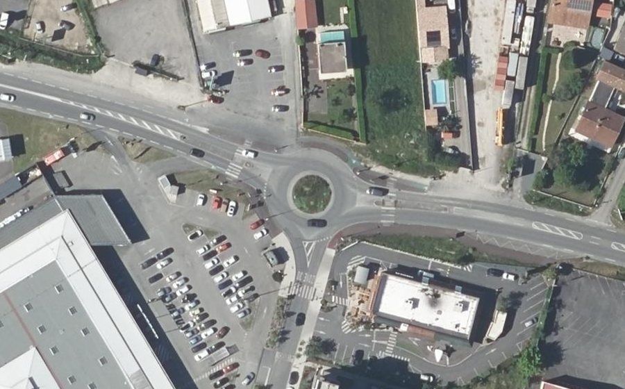 Vue aérienne du Rond-point anonyme n°322361807