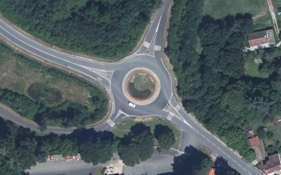 Vue aérienne du Rond-point anonyme n°32239904