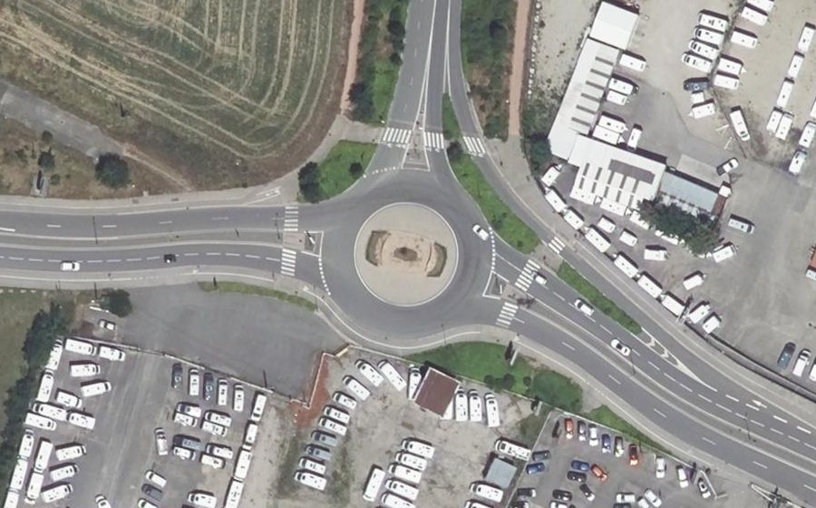 Vue aérienne du Rond-point anonyme n°322475835