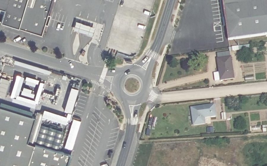 Vue aérienne du Rond-point anonyme n°322489803