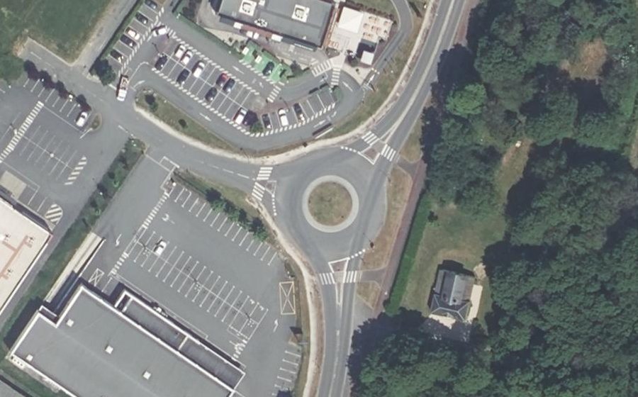 Vue aérienne du Rond-point anonyme n°322489805