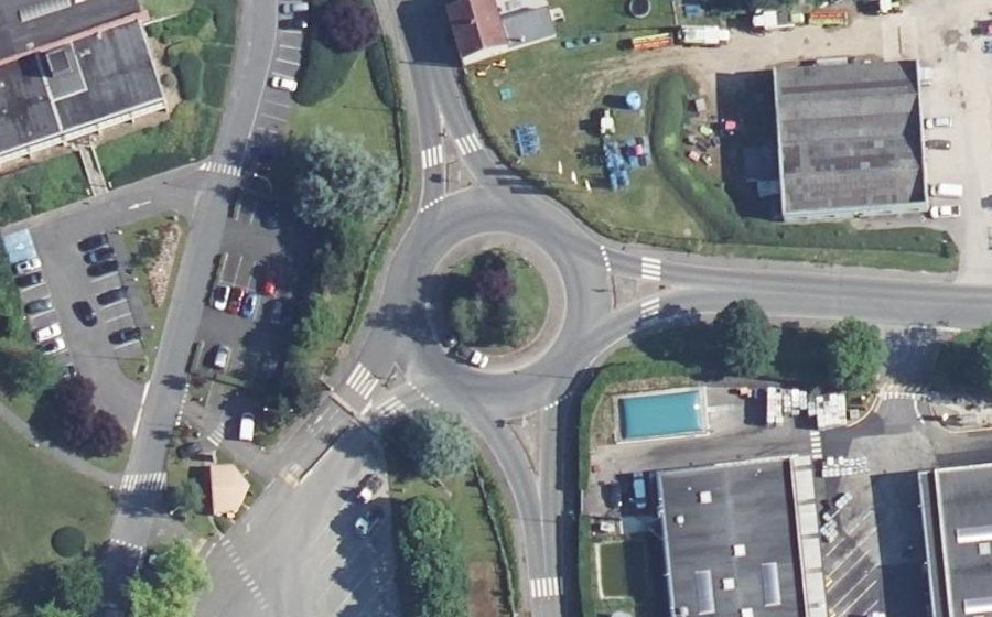 Vue aérienne du Rond-point anonyme n°32263684