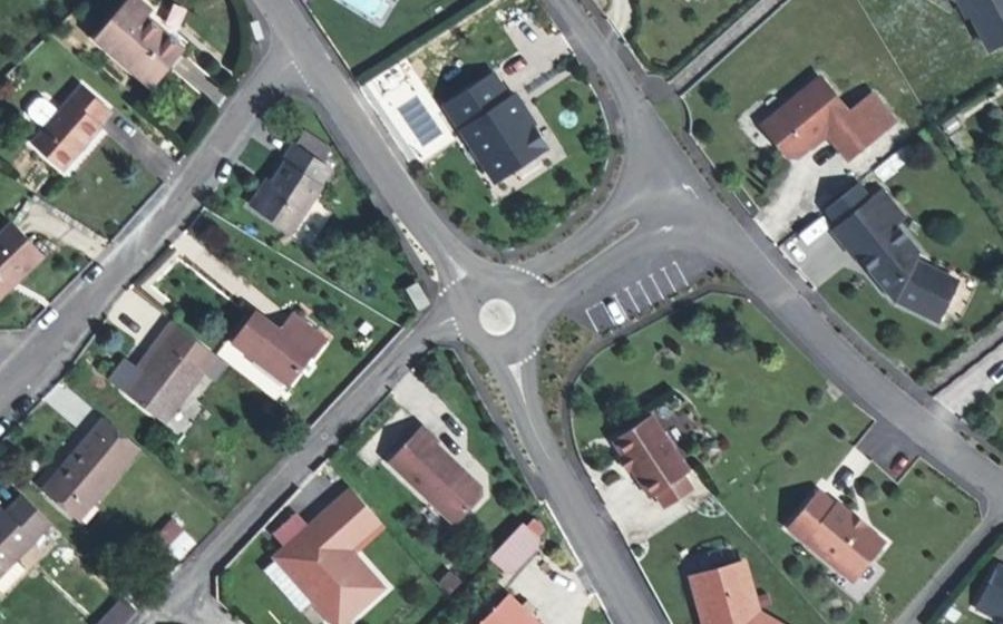 Vue aérienne du Rond-point anonyme n°322673161