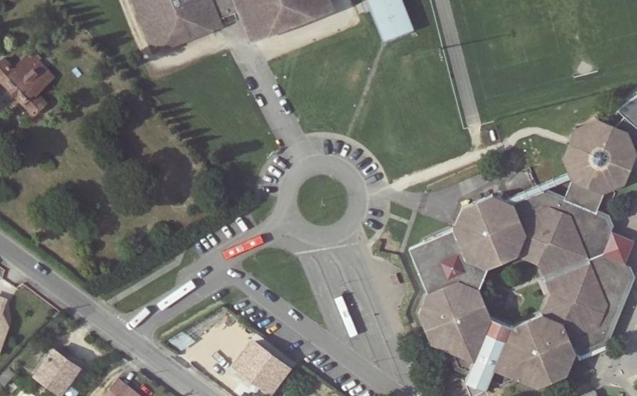 Vue aérienne du Rond-point anonyme n°32268825