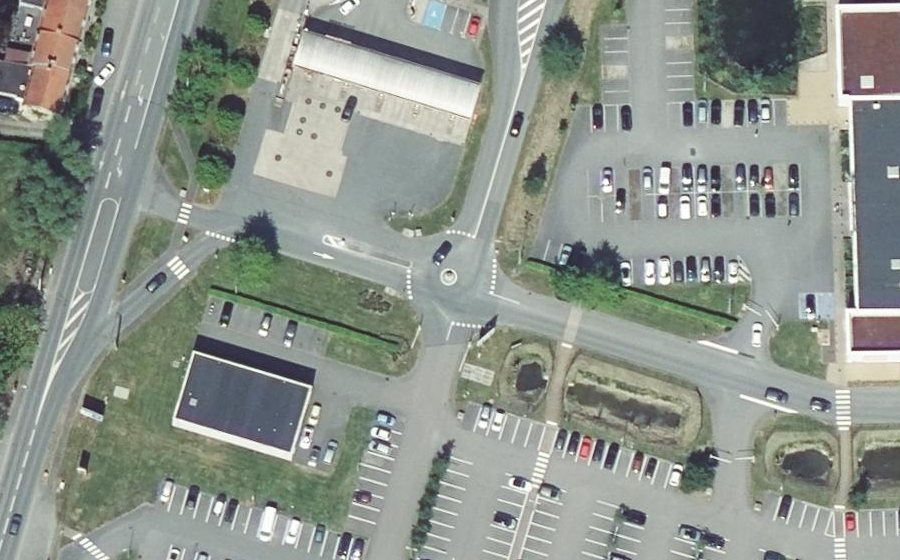Vue aérienne du Rond-point anonyme n°322734695