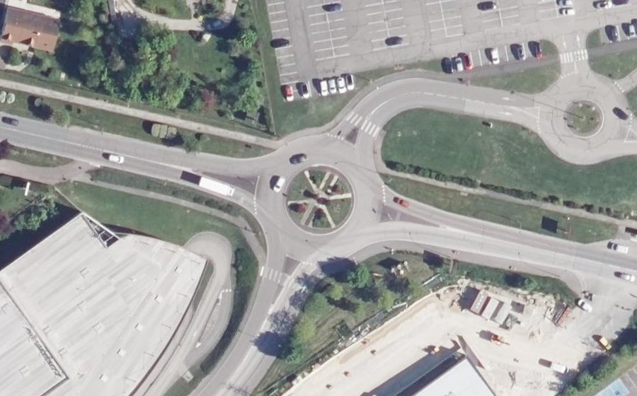 Vue aérienne du Rond-point anonyme n°32285387