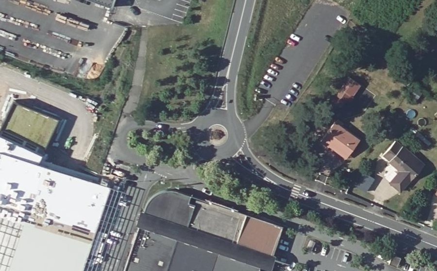 Vue aérienne du Rond-point anonyme n°322896616