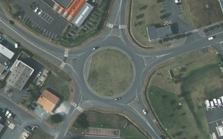 Vue aérienne du Rond-point anonyme n°323039793