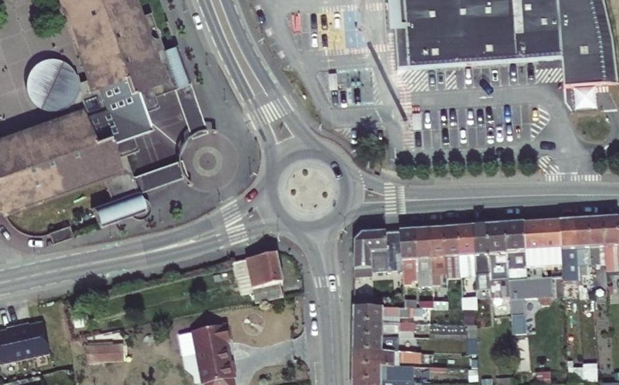 Vue aérienne du Rond-point anonyme n°32308303