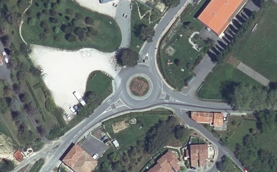 Vue aérienne du Rond-point anonyme n°32320437