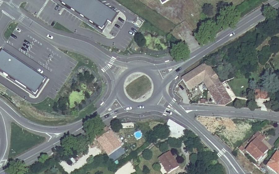 Vue aérienne du Rond-point anonyme n°323236017