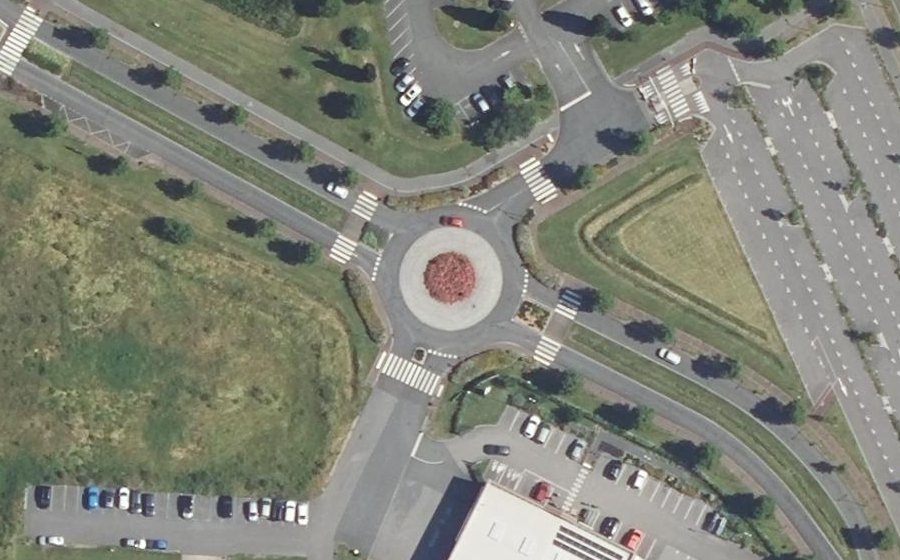 Vue aérienne du Rond-point anonyme n°32339332