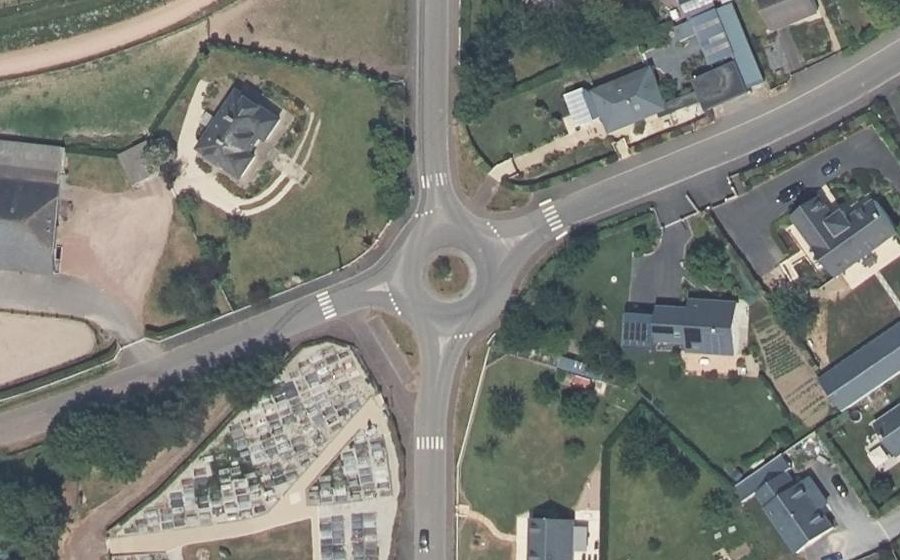 Vue aérienne du Rond-point anonyme n°32339704