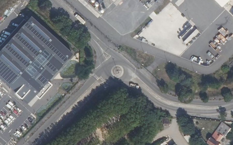 Vue aérienne du Rond-point anonyme n°32346407