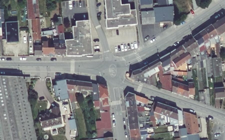Vue aérienne du Rond-point anonyme n°32347539