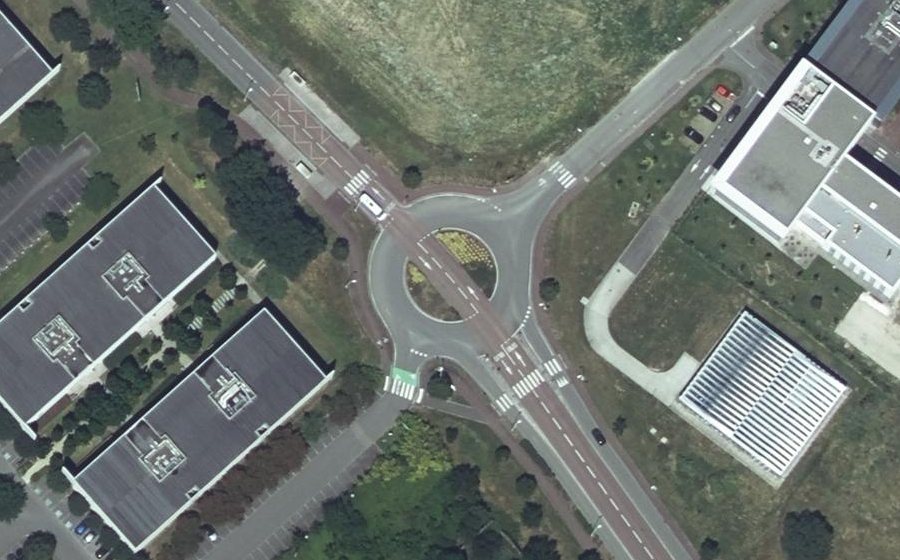 Vue aérienne du Rond-point anonyme n°32351727