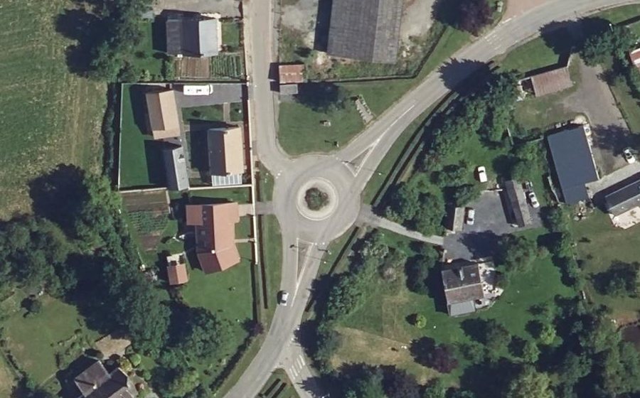 Vue aérienne du Rond-point anonyme n°323602128