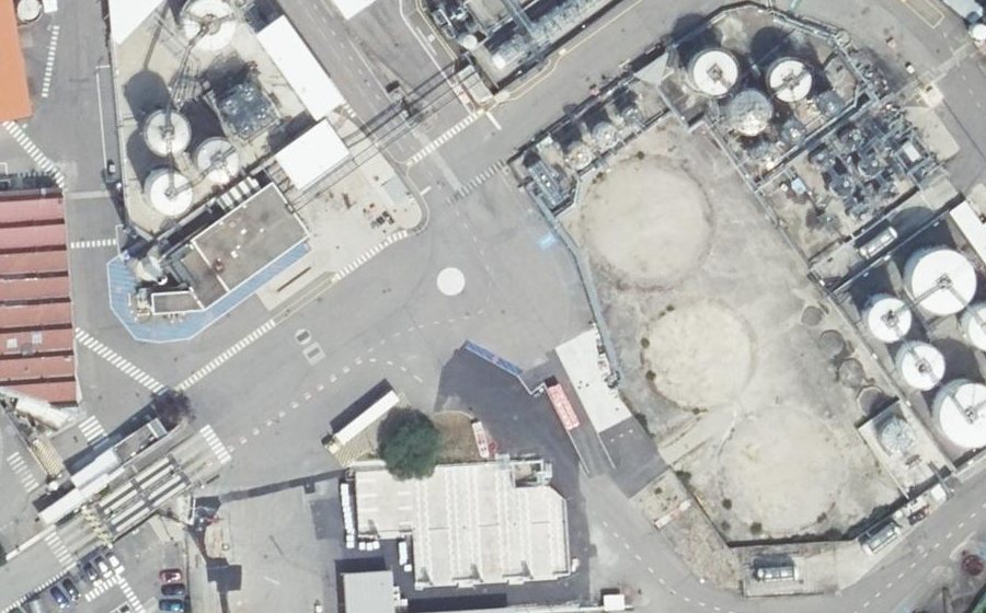 Vue aérienne du Rond-point anonyme n°323637248