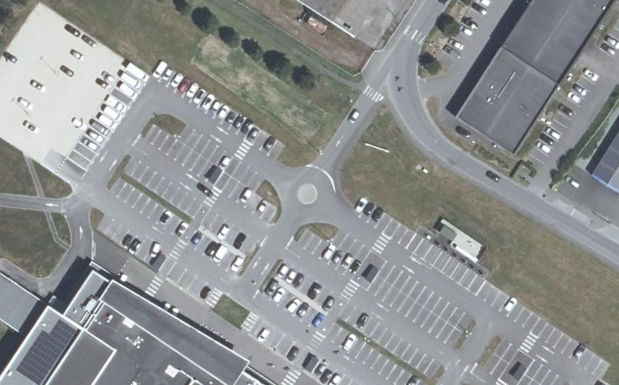 Vue aérienne du Rond-point anonyme n°323683373