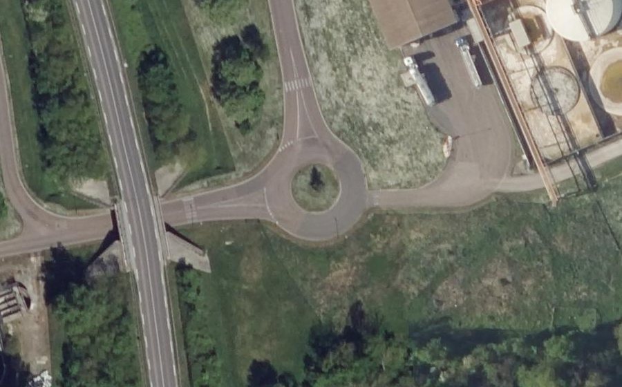 Vue aérienne du Rond-point anonyme n°323694262