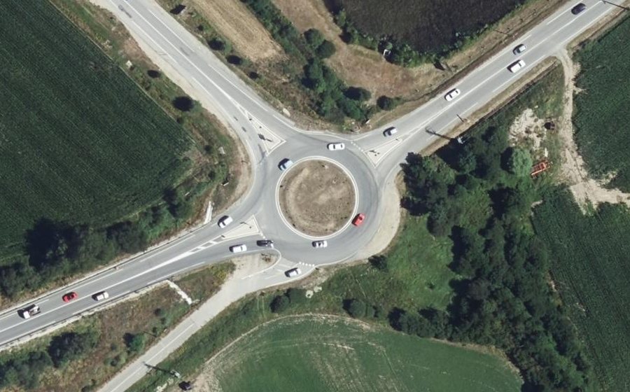 Vue aérienne du Rond-point anonyme n°323782710
