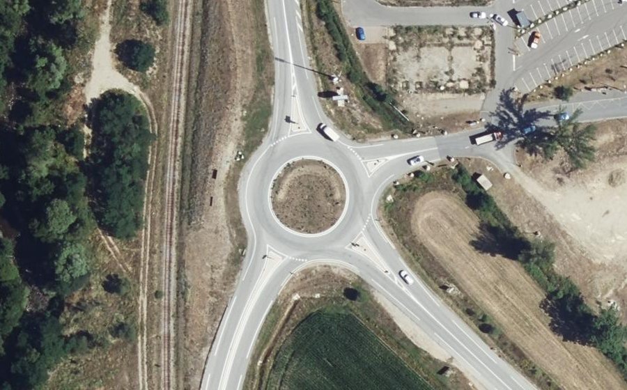 Vue aérienne du Rond-point anonyme n°323783625