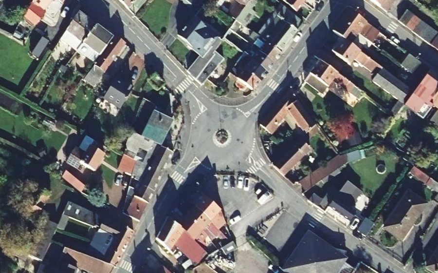 Vue aérienne du Rond-point anonyme n°323788577