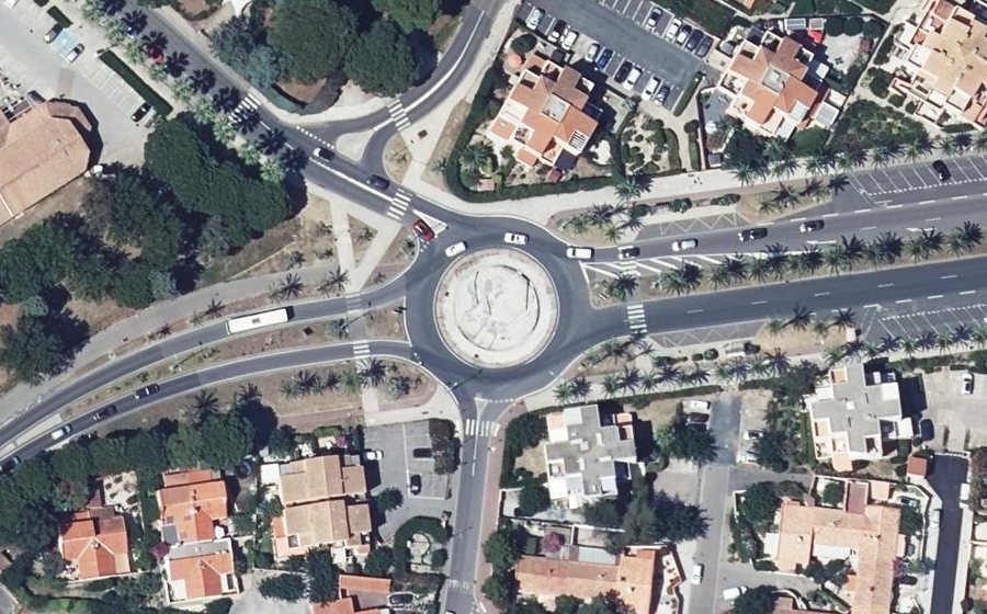 Vue aérienne du Rond-point anonyme n°32381738