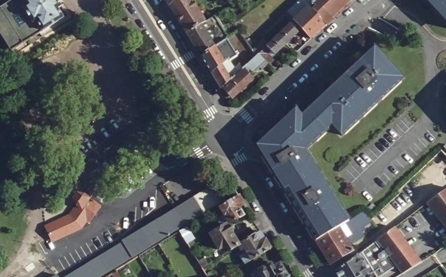 Vue aérienne du Rond-point anonyme n°323882093