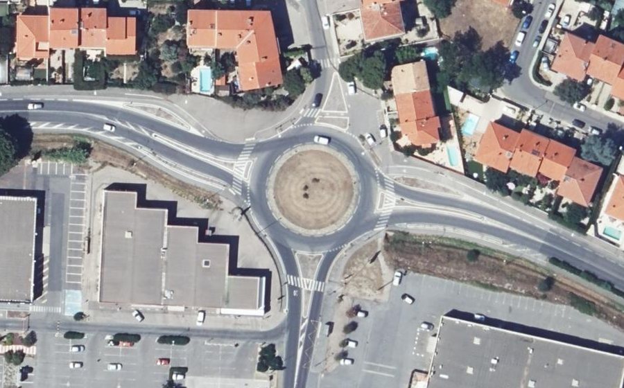 Vue aérienne du Rond-point anonyme n°32390774