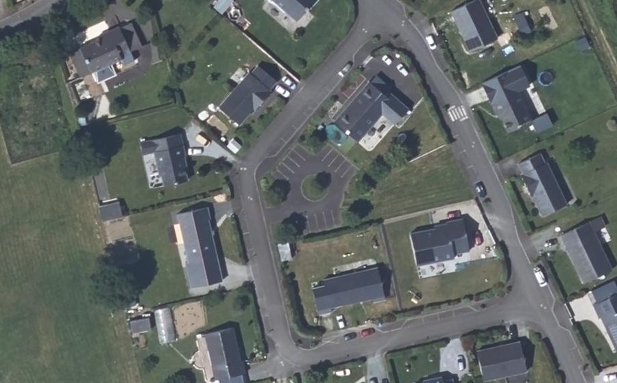 Vue aérienne du Rond-point anonyme n°323989427