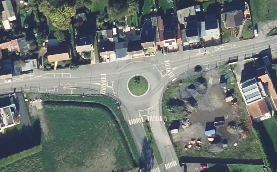 Vue aérienne du Rond-point anonyme n°324011950