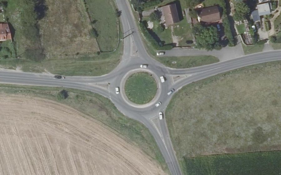 Vue aérienne du Rond-point anonyme n°324039263