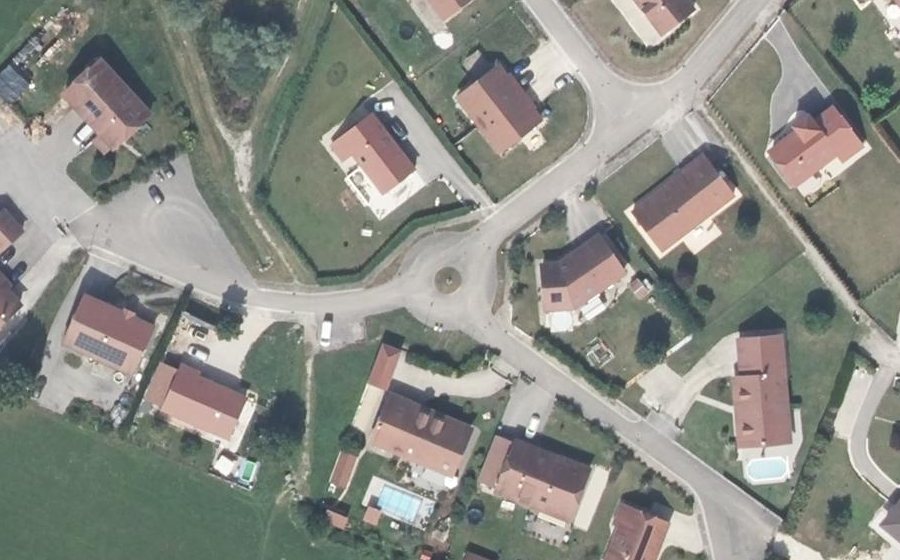 Vue aérienne du Rond-point anonyme n°324093939