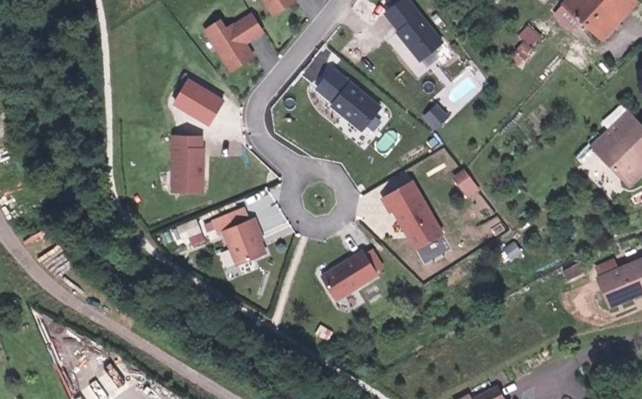 Vue aérienne du Rond-point anonyme n°324180853