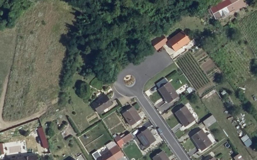 Vue aérienne du Rond-point anonyme n°324194181